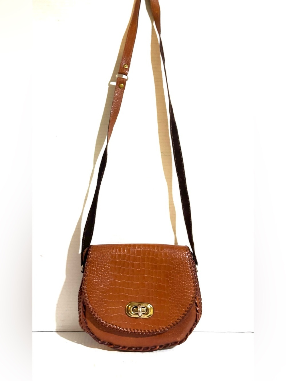 Vintage Brown Croc-Embossed Leather Crossbody Bag with Gold Hardware